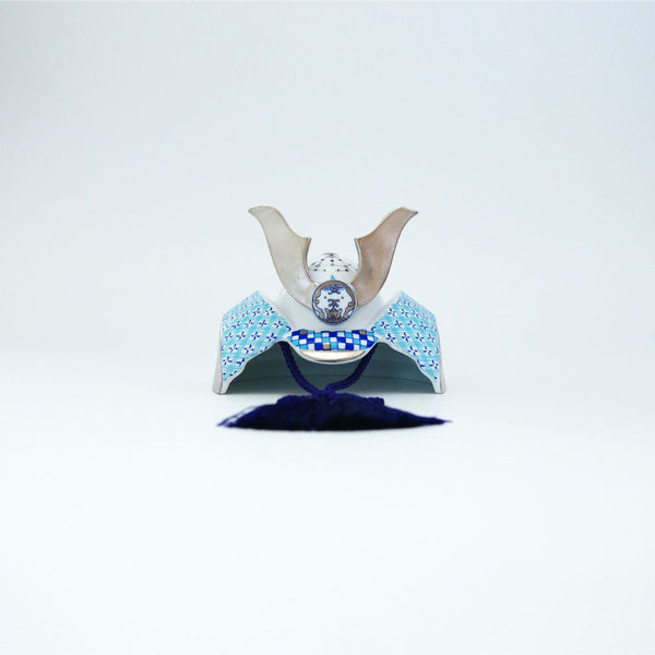 JAPAN BLUE かぶと 吉祥尽くし紋 ブルー 木箱入 台座 屏風付