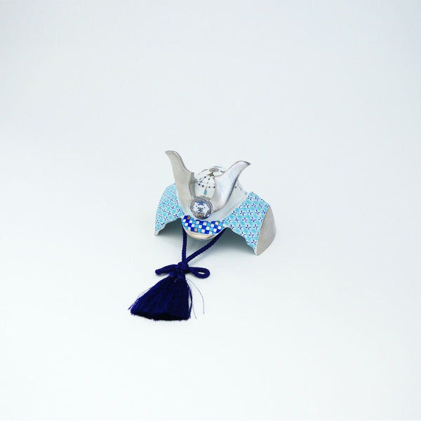 JAPAN BLUE かぶと 吉祥尽くし紋 ブルー 木箱入 台座 屏風付