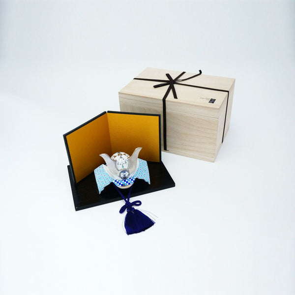 JAPAN BLUE かぶと 吉祥尽くし紋 ブルー 木箱入 台座 屏風付