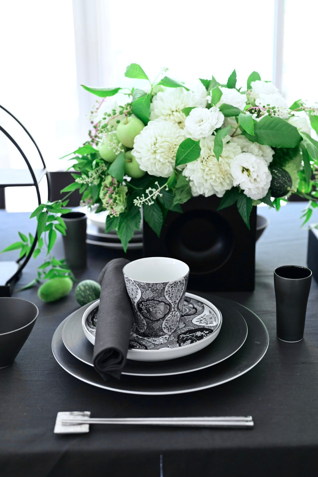 白とグリーンの花と黒の器